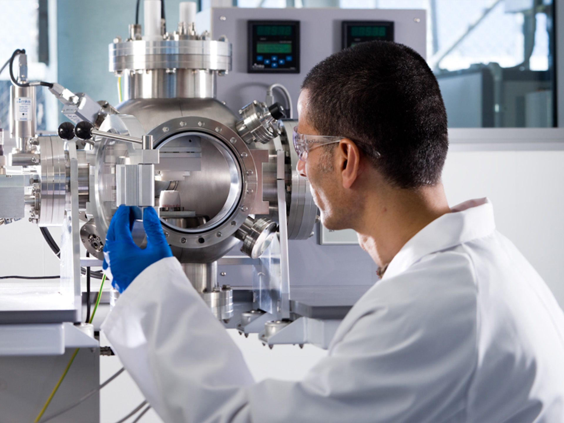 FII researcher in a lab